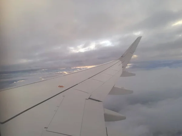 De vleugel van een vliegtuig met een troebele achtergrond — Stockfoto