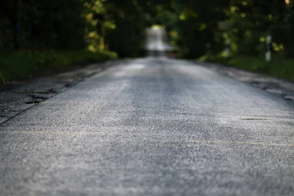 Strada asfaltata dopo la pioggia la sera — Foto Stock