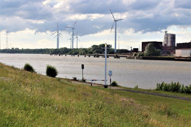 Bremen ve Bremerhafen arasında Almanya 'da Weser Nehri