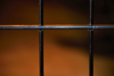 Kahverengi bir zemin oluşturan demir bir kapının yakın çekimi