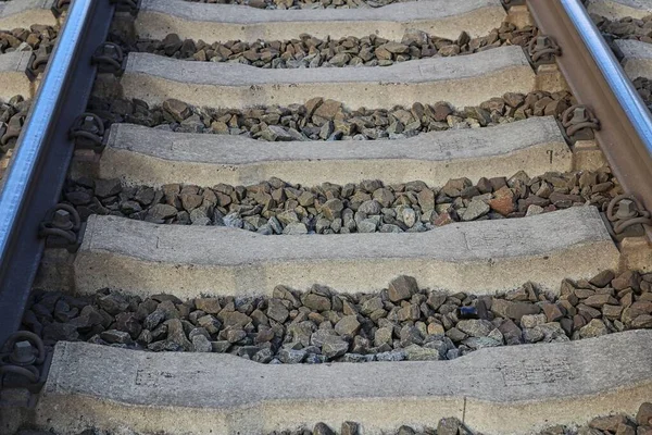 Nahaufnahme der Bahngleise mit Steinen zwischen den Schwellen — Stockfoto