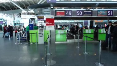 KIEV, UKRAINE - 23 Mart 2018: Boryspil Uluslararası Havaalanı yolcuları. En büyük ulaşım hacmi Ukrayna topraklarındaki havaalanı..