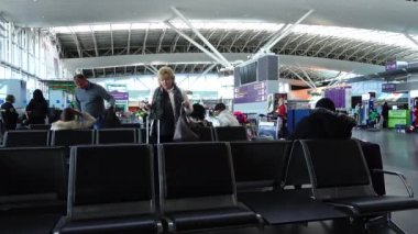 KIEV, UKRAINE - 23 Mart 2018: Boryspil Uluslararası Havaalanı yolcuları. En büyük ulaşım hacmi Ukrayna topraklarındaki havaalanı..