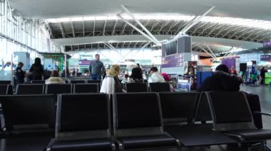 KIEV, UKRAINE - 23 Mart 2018: Boryspil Uluslararası Havaalanı yolcuları. En büyük ulaşım hacmi Ukrayna topraklarındaki havaalanı..