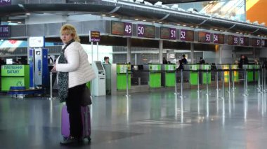KIEV, UKRAINE - 23 Mart 2018: Boryspil Uluslararası Havaalanı yolcuları. En büyük ulaşım hacmi Ukrayna topraklarındaki havaalanı..