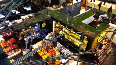 MADRID, İSPAN - 25 Mart 2018 San Anton Market. Piyasa Chueka Bölgesi 'nin merkezindedir..