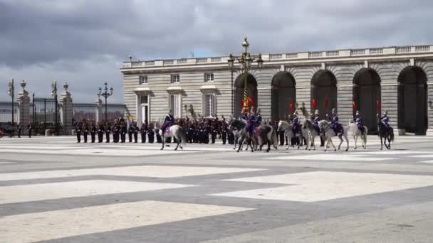 Madrid Spain April 2018 Ceremony Solemn Changing Guard Royal Palace — стокове відео