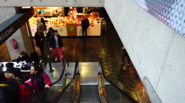 MADRID, İSPAN - 25 Mart 2018 San Anton Market. Piyasa Chueka Bölgesi 'nin merkezindedir..