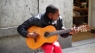 MADRID, İspanya - 25 Mart 2018: Bilinmeyen müzisyen gitar çalıyor ve Fuencarral Caddesi 'nde şarkı söylüyor.