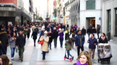 MADRİD, İSPAN - 25 Mart 2018 Madrid sokaklarında tanınmayan insanlar. Yavaş hareket Odaklanamıyor.