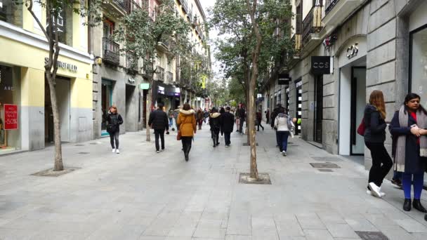 马德里马德里 2018年3月25日 马德里街头不认识的人 流动缓慢沿Fuencarral街的人员流动 — 图库视频影像