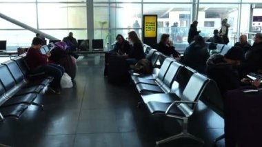 KIEV, UKRAINE - 23 Mart 2018: Boryspil Uluslararası Havaalanı yolcuları. En büyük ulaşım hacmi Ukrayna topraklarındaki havaalanı..