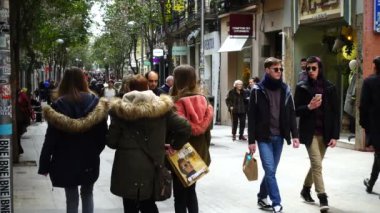 MADRİD, İSPAN - 25 Mart 2018 Madrid sokaklarında tanınmayan insanlar. Fuencarral caddesi boyunca yavaş hareket eden insanlar.
