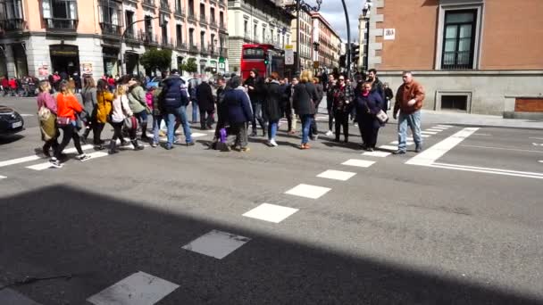 Madrid Hiszpania Marca 2018 Nieznani Ludzie Przechodzą Przez Ulicę Przy — Wideo stockowe