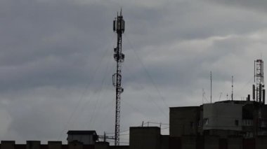 Evin çatısındaki anten 5G. Zaman aşımının çekimi.