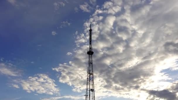 Ένας Πύργος Τηλεόρασης Ανάμεσα Στα Σύννεφα Σκοποβολή Του Χρονικού Διαστήματος — Αρχείο Βίντεο