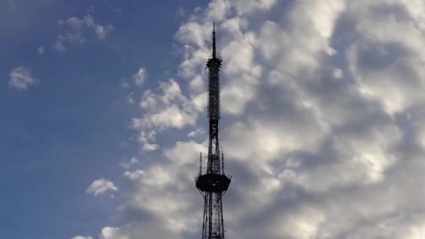 Une Tour Télévision Milieu Des Nuages Prise Vue Laps Temps — Video