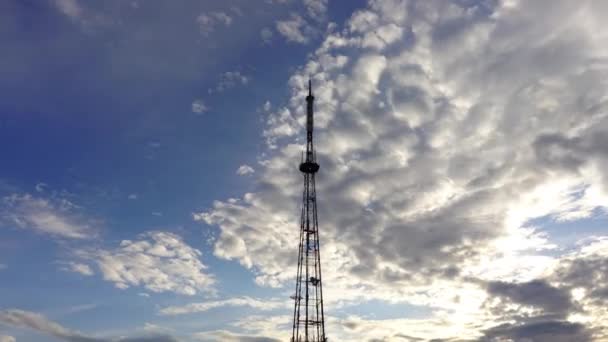 Una Torre Televisión Entre Las Nubes Tiro Lapso Tiempo — Vídeos de Stock