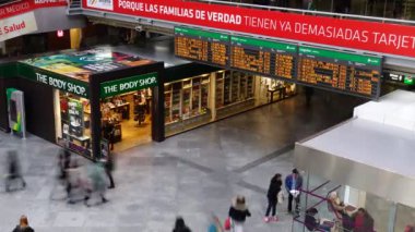 MADRID, İSPAN - 5 Nisan 2018 Atocha tren istasyonu. Zaman aşımı.