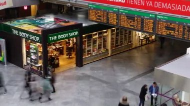 MADRID, İSPAN - 5 Nisan 2018 Atocha tren istasyonu. Zaman aşımı.