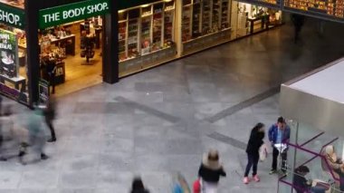 MADRID, İSPAN - 5 Nisan 2018 Atocha tren istasyonu. Zaman aşımı.