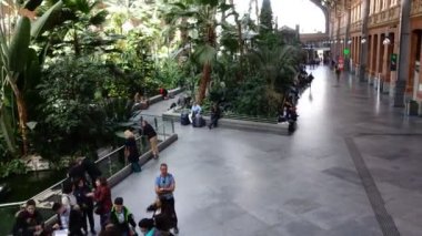 MADRID, İSPAN - 5 Nisan 2018 Atocha tren istasyonu. Zaman aşımı.
