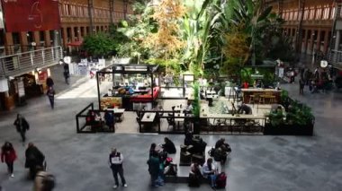 MADRID, İSPAN - 5 Nisan 2018 Atocha tren istasyonu. Zaman aşımı.
