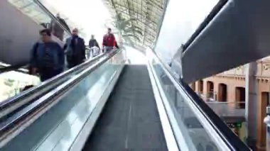 MADRID, İSPAN - 5 Nisan 2018 Atocha tren istasyonu. Hiperlapse.