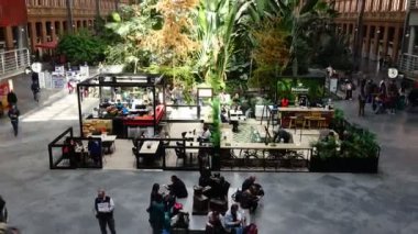 MADRID, İSPAN - 5 Nisan 2018 Atocha tren istasyonu. Zaman aşımı.