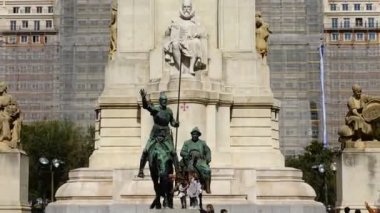 MADRID, İspanya - 3 Nisan 2018 Miguel de Cervantes Anıtı. Zaman aşımı.