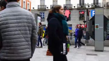 MADRID, İspanya - 26 Mart 2018 Puerta del Sol Meydanı 'nda pandomim sanatçısı. Zaman Uygulaması