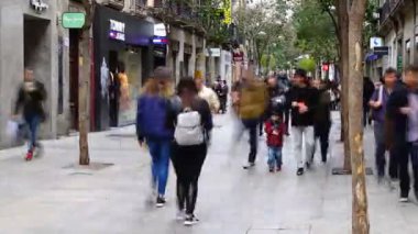 MADRID, İSPAN - 26 Mart 2018 Fuencarral Caddesi 'nde bilinmeyen insanlar. Zaman Uygulaması.