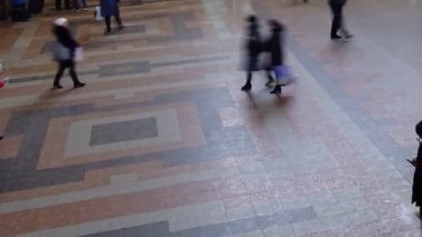 KIEV, UKRAINE - 22 Mart 2018: Kiev tren istasyonundaki yolcular.