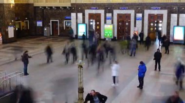 KIEV, UKRAINE - 22 Mart 2018: Kiev tren istasyonundaki yolcular.