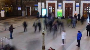 KIEV, UKRAINE - 22 Mart 2018: Kiev tren istasyonundaki yolcular.