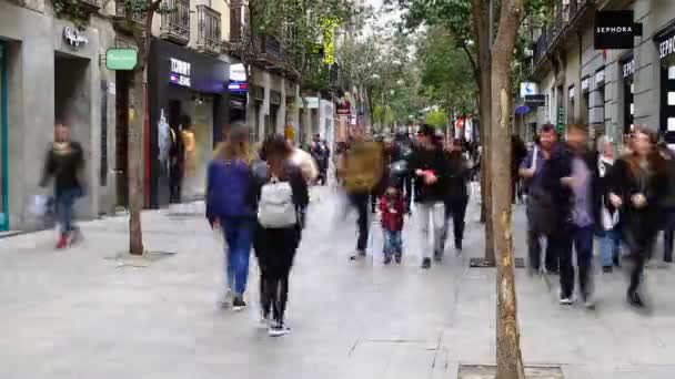 Madrid Espanha Março 2018 Pessoas Desconhecidas Rua Fuencarral Prazo Validade — Vídeo de Stock