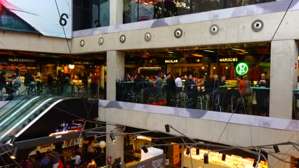 Madrid España Marzo 2018 Personas Desconocidas Mercado San Antón Cronograma — Vídeo de stock