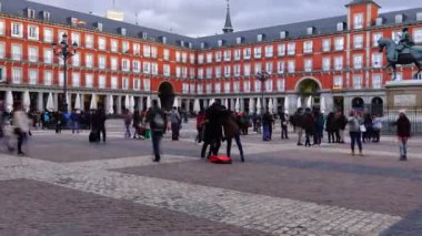 MADRİD, İSPAN - 26 Mart 2018: Plaza Mayor 'da turistler. Zaman Uygulaması.