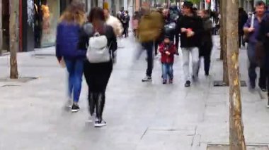 MADRID, İSPAN - 26 Mart 2018 Fuencarral Caddesi 'nde bilinmeyen insanlar. Zaman Uygulaması.