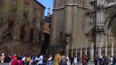 TOLEDO, İSPAN - 29 Mart 2018: katedralden önce bilinmeyen turistler. Zaman Uygulaması