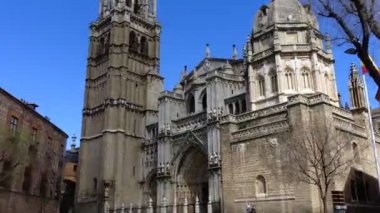 TOLEDO, İSPAN - 29 Mart 2018: katedralden önce bilinmeyen turistler. Zaman Uygulaması