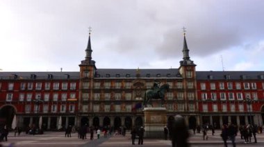 MADRİD, İSPAN - 26 Mart 2018: Plaza Mayor 'da turistler. Zaman Uygulaması.