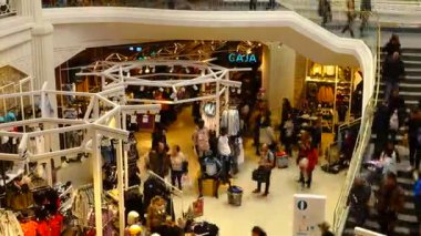 MADRID, İSPAN - 25 Mart 2018: Primark Gran Via mağazasından alıcılar. Zaman Uygulaması.