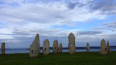 LA CORUNA, İspanya - 1 Nisan 2018: Menhirs parkında bilinmeyen insanlar. Zaman Uygulaması.