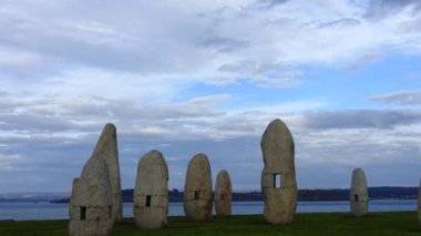 LA CORUNA, İspanya - 1 Nisan 2018: Menhirs parkında bilinmeyen insanlar. Zaman Uygulaması.