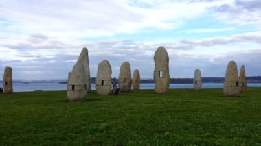 LA CORUNA, İspanya - 1 Nisan 2018: Menhirs parkında bilinmeyen insanlar. Zaman Uygulaması.