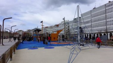 LA CORUNA, İspanya - 1 Nisan 2018: setin üzerindeki oyun parkı. Zaman Uygulaması.