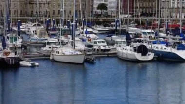 LA CORUNA, İSPA - 1 Nisan 2018: La Coruna 'daki set ve yatlar.