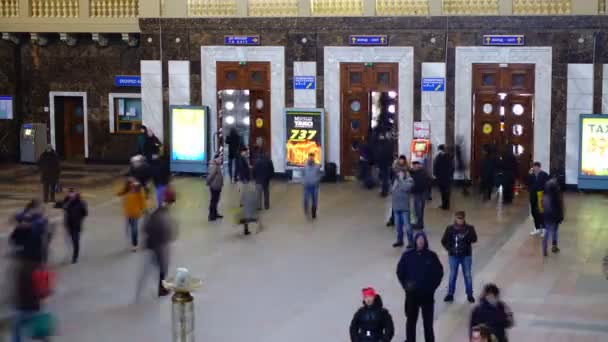Kiev Ukraine March 2018 Пасажири Київській Залізничній Станції — стокове відео