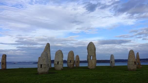 Coruna Spanya Nisan 2018 Menhirs Parkında Bilinmeyen Insanlar Zaman Uygulaması — Stok video